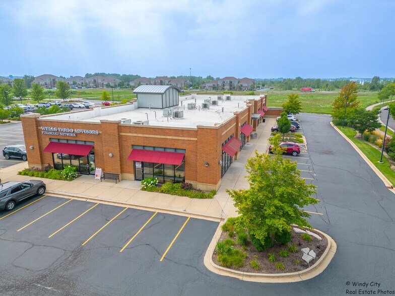 More Photos Of 2302-2320 Esplanade Dr, Algonquin Storefront For Lease