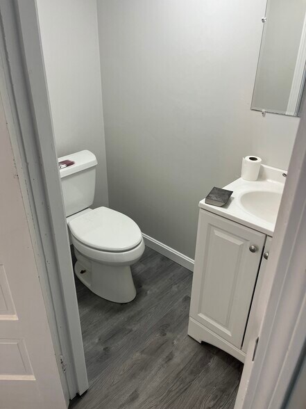 More Photos Of 547 Main St, Hyannis Storefront For Lease