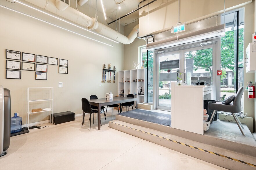 More Photos Of 5508 Hollybridge Way, Richmond Office For Lease