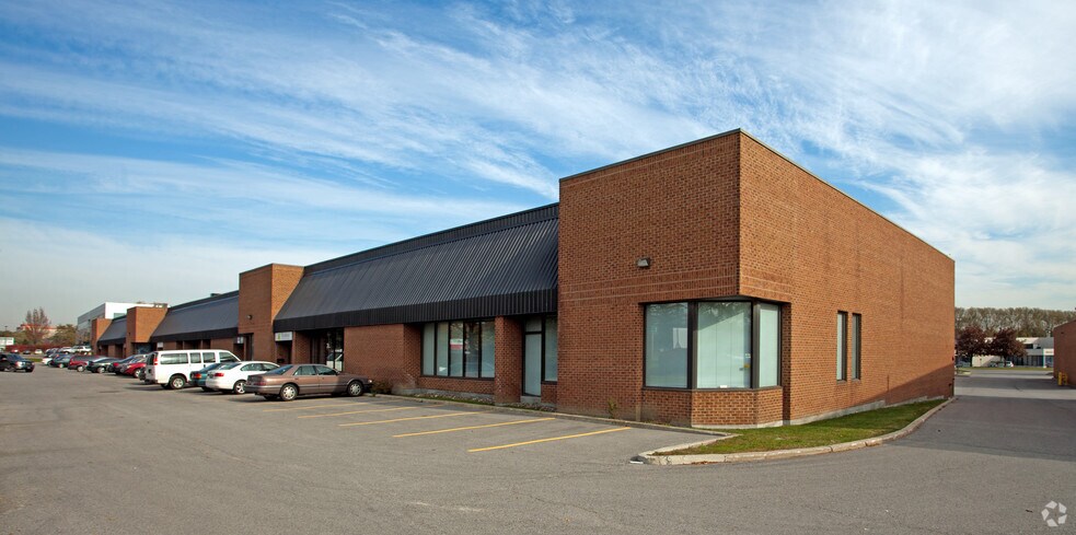 More Photos Of 50 Mural St, Richmond Hill Light Distribution For Lease