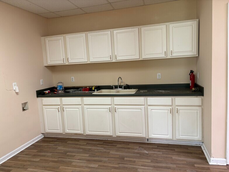 More Photos Of 619 Marcus St, Dublin Light Distribution For Sale