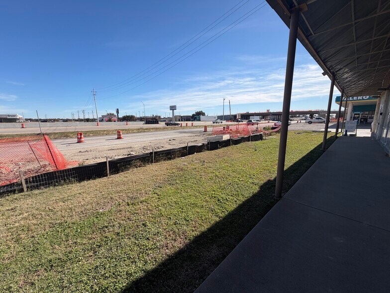 More Photos Of 505 N Interstate 35 Service Rd, Red Oak General Retail For Lease