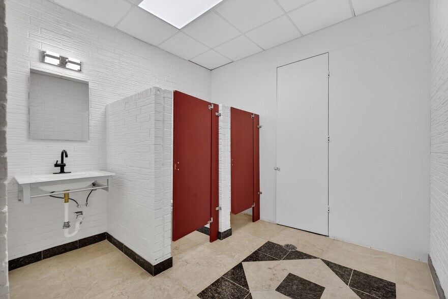 More Photos Of 2606 Cherry Brook Ln, Pasadena Warehouse For Sale