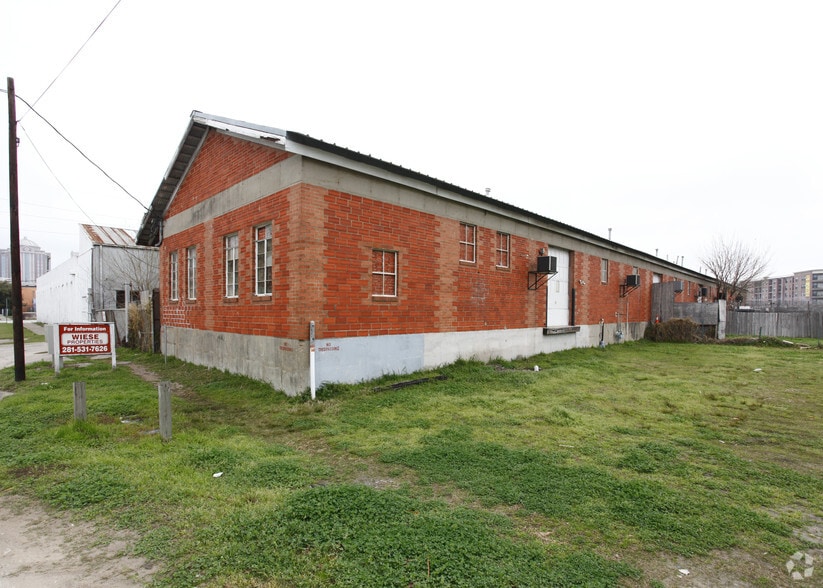 More Photos Of 2121 Congress St, Houston Warehouse For Sale