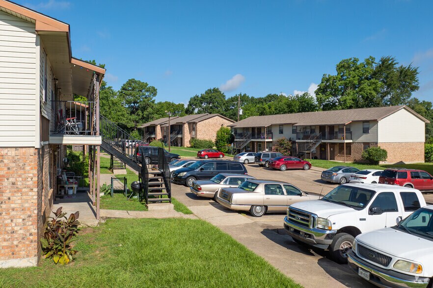 More Photos Of 205 E Watson St, Willis Apartments For Sale