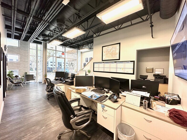 Primary Photo Of 2222 W Parkside Ln, Phoenix Light Manufacturing For Lease