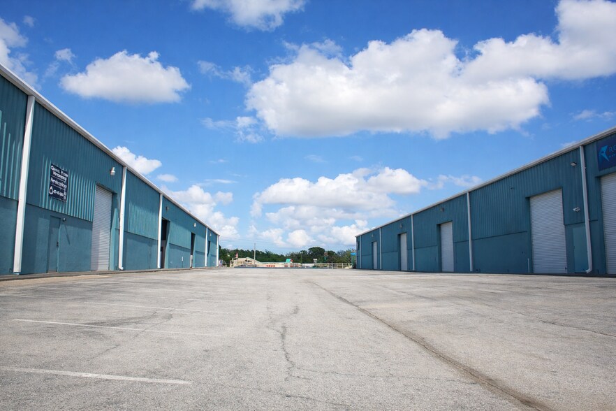 Primary Photo Of 7850 N Orange Blossom Trl, Orlando Warehouse For Lease