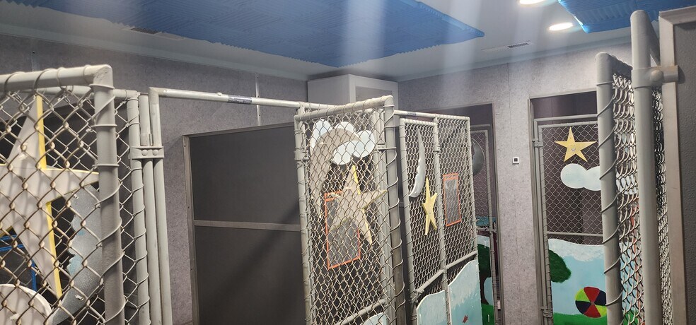 More Photos Of 4015 Fawnbrooke Dr, Indian Trail Veterinarian Kennel For Sale