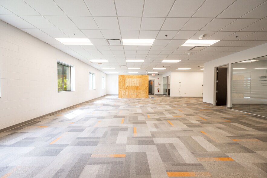 More Photos Of 10 Mile Hill Rd, Newtown Warehouse For Lease