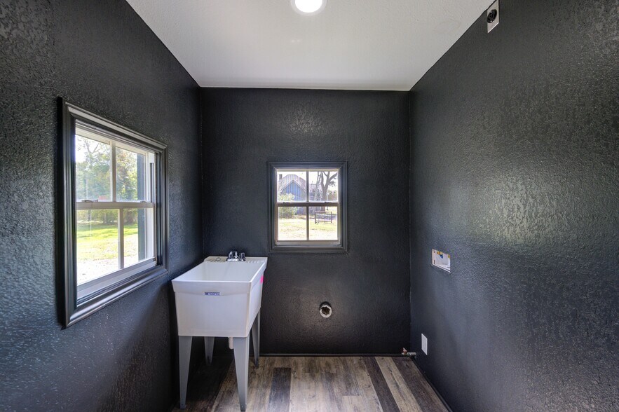 More Photos Of 602 E Myrtle St, Angleton Office Residential For Sale