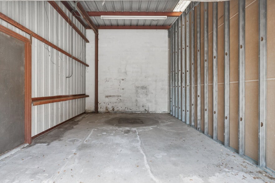 More Photos Of 4808 N Hubert Ave, Tampa Warehouse For Lease