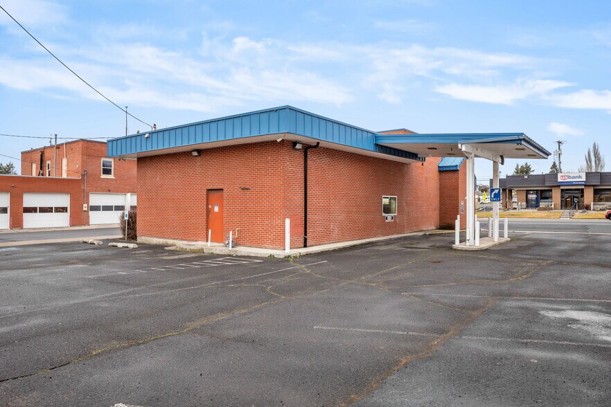 More Photos Of 639 Morgan St, Davenport Bank For Lease