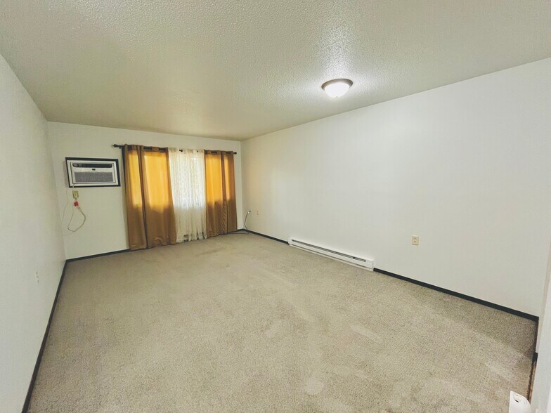 More Photos Of 1015-1021 Walnut St, Yankton Apartments For Sale