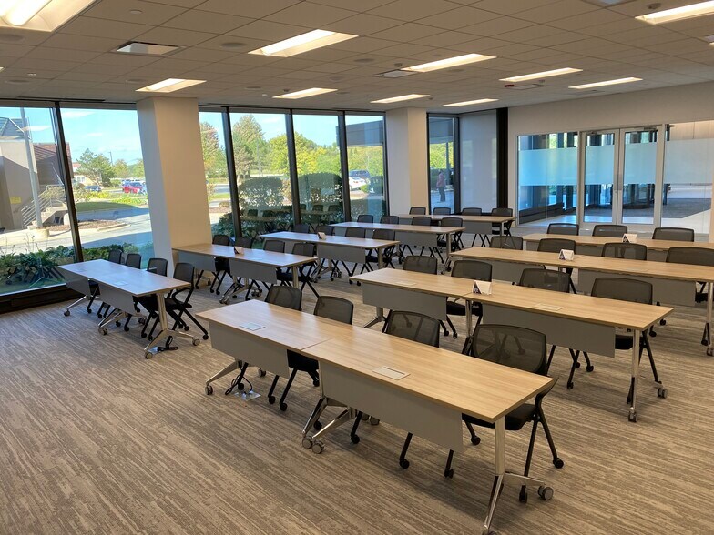 More Photos Of 999 Oakmont Plaza Dr, Westmont Office For Lease