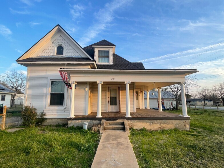 Primary Photo Of 215 W Main St, Lometa Specialty For Sale