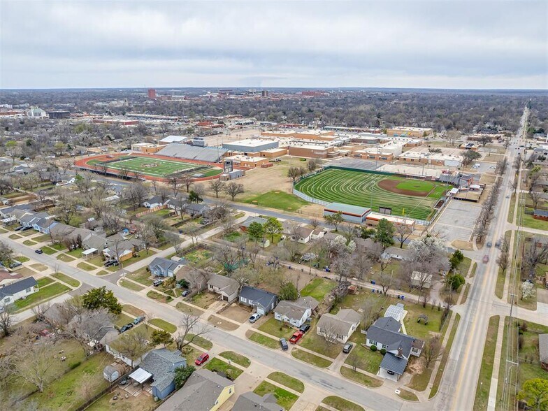 More Photos Of 430 N Berry Rd, Norman General Retail For Lease