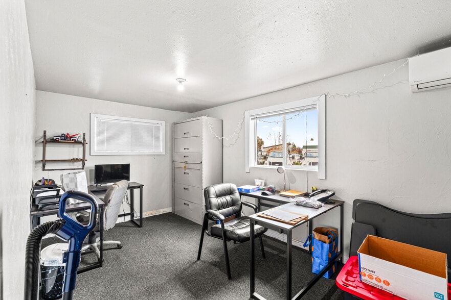 More Photos Of 3894 Roosevelt Blvd, Eugene Industrial For Sale