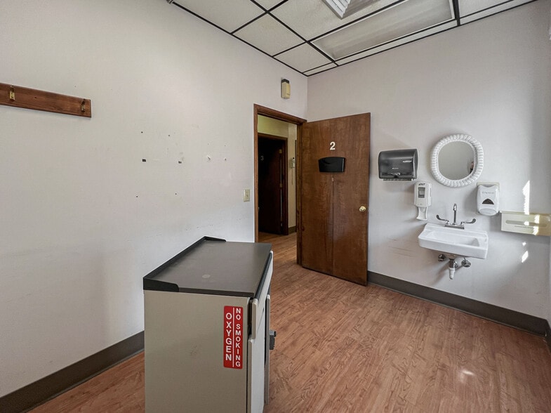 More Photos Of 119 W Lowman St, Mullins Medical For Sale