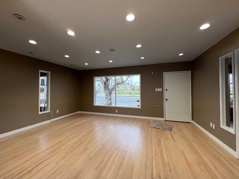 More Photos Of 4652 Katella Ave, Los Alamitos Office For Lease