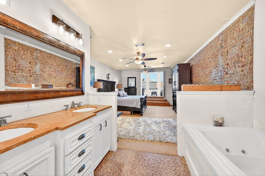 More Photos Of 205-207 E Houston St, Sherman Storefront Retail Residential For Sale