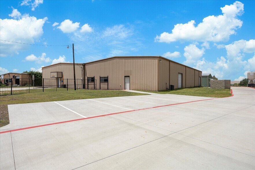More Photos Of 1305 Industrial Dr, Royse City Warehouse For Lease