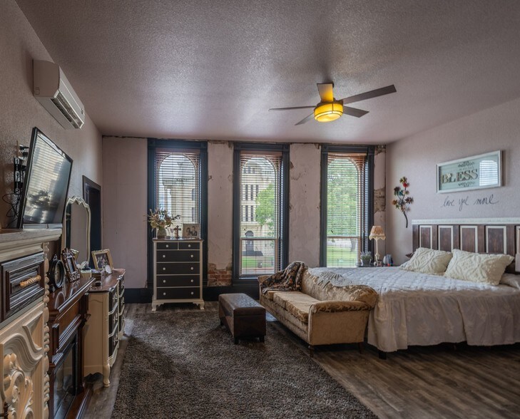 More Photos Of 75 N Waco St, Hillsboro General Retail For Lease