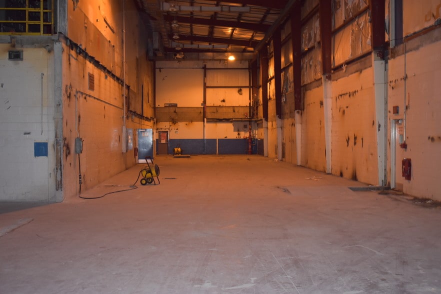 More Photos Of 701-703 Industrial Dr, Middletown Manufacturing For Lease