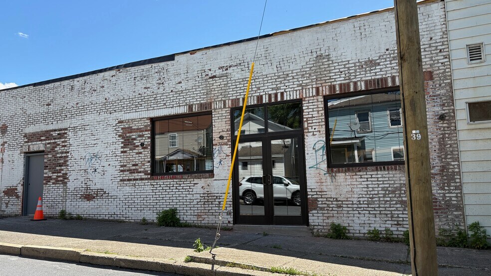 More Photos Of 517-519 Columbia St, Hudson Showroom For Sale