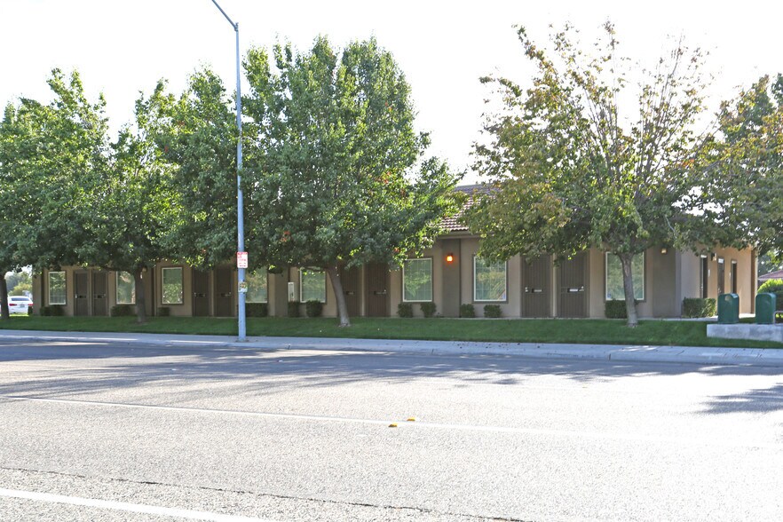 More Photos Of 4733 W Spruce Ave, Fresno Office For Lease