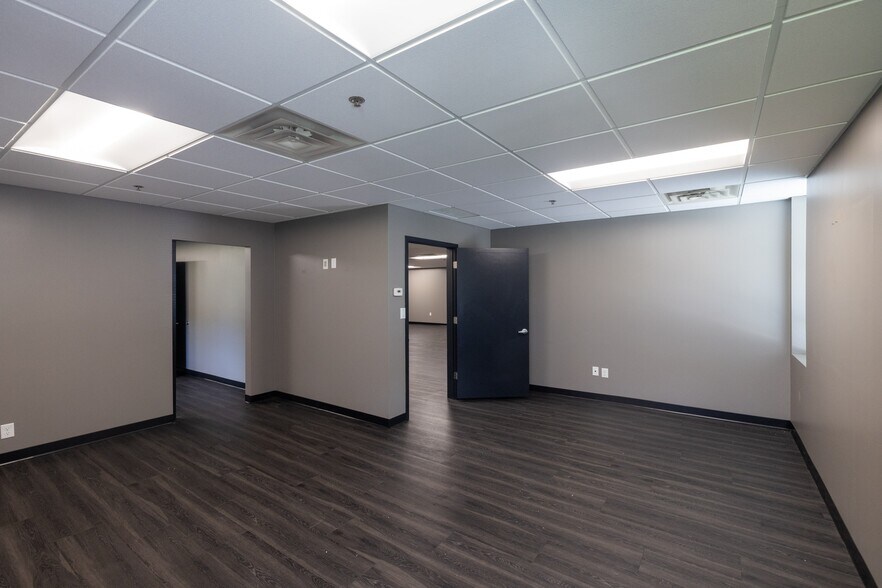 More Photos Of 5600-5628 Lincoln Dr, Edina Light Distribution For Lease