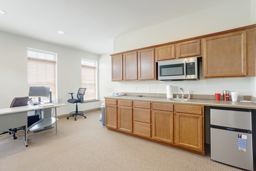 More Photos Of 239 Veterans Pky, Murfreesboro Office For Sale