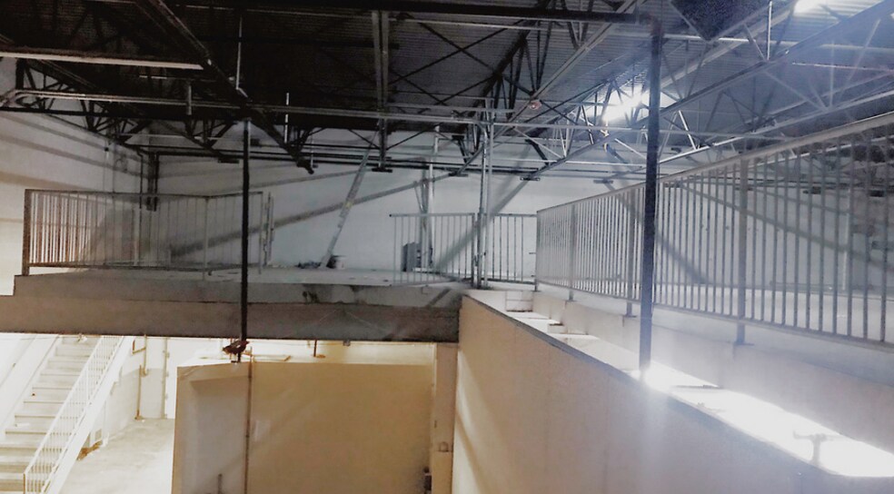 More Photos Of 1216-1218 N Lake St, Aurora Storefront Retail Office For Lease