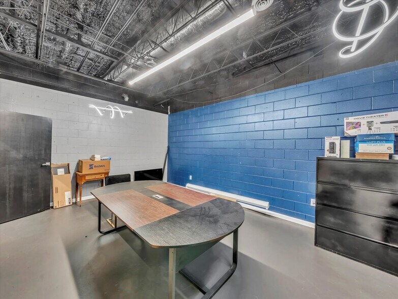 More Photos Of 3010 University Dr NW, Huntsville Showroom For Sale