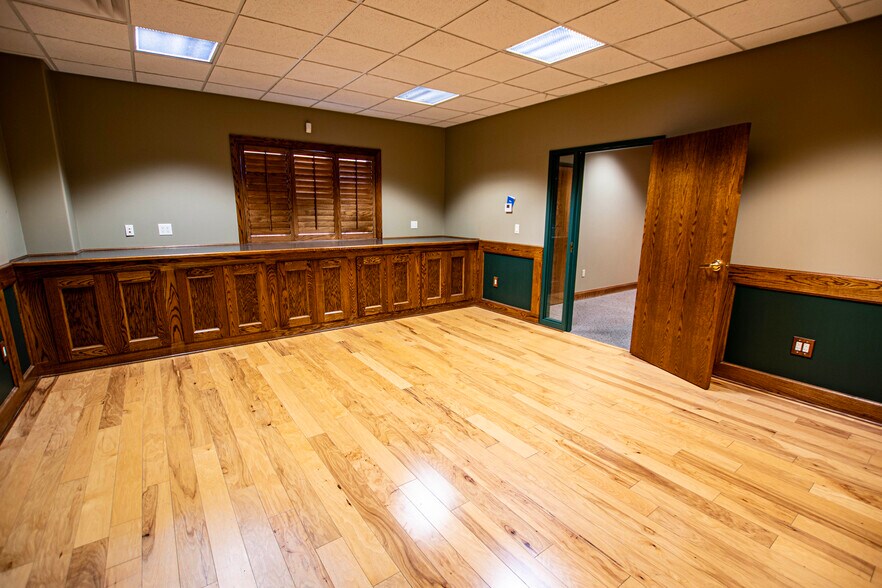 More Photos Of 17231 Bel-Ray Pl, Belton Office For Lease