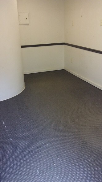 More Photos Of 56 Seguine Ave, Staten Island Storefront Retail Office For Lease