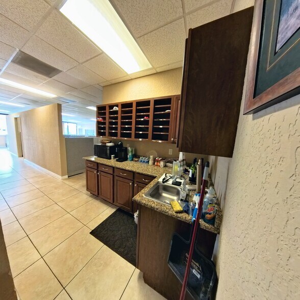 More Photos Of 126 N Us-27/441, Lady Lake Office For Lease