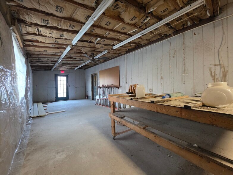 More Photos Of 2034 W 5th St, Washington Showroom For Sale