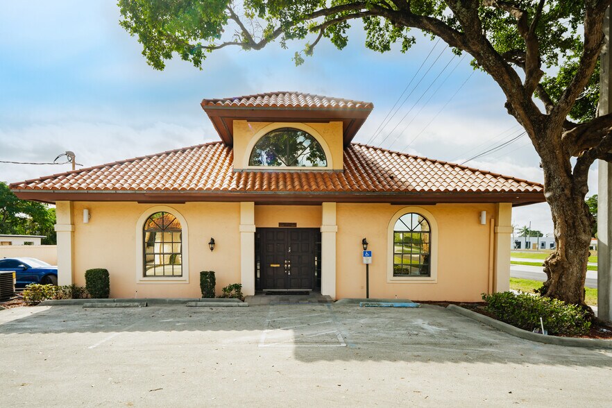 More Photos Of 2120 N Dixie Hwy, Boca Raton Unknown For Lease