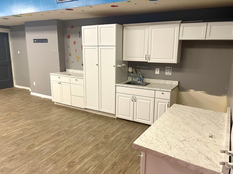 More Photos Of 714 Midland Ave, Midland Storefront Retail Residential For Lease