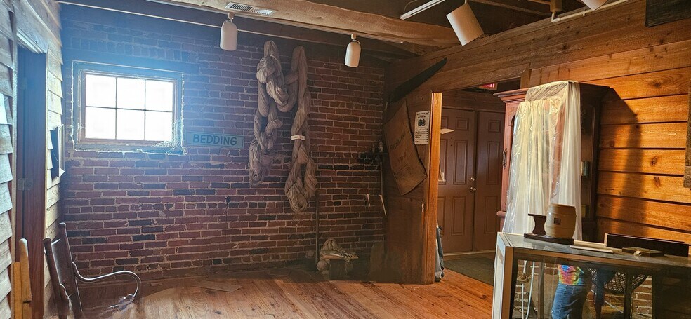 More Photos Of 306 W Main St, South Hill Flex For Lease