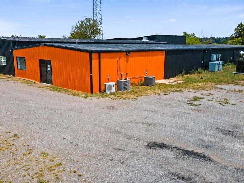 More Photos Of 700 N Main St, Lexington Warehouse For Lease