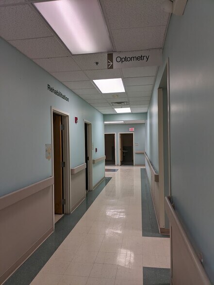 More Photos Of 432 S Burnett Rd, Springfield Unknown For Lease