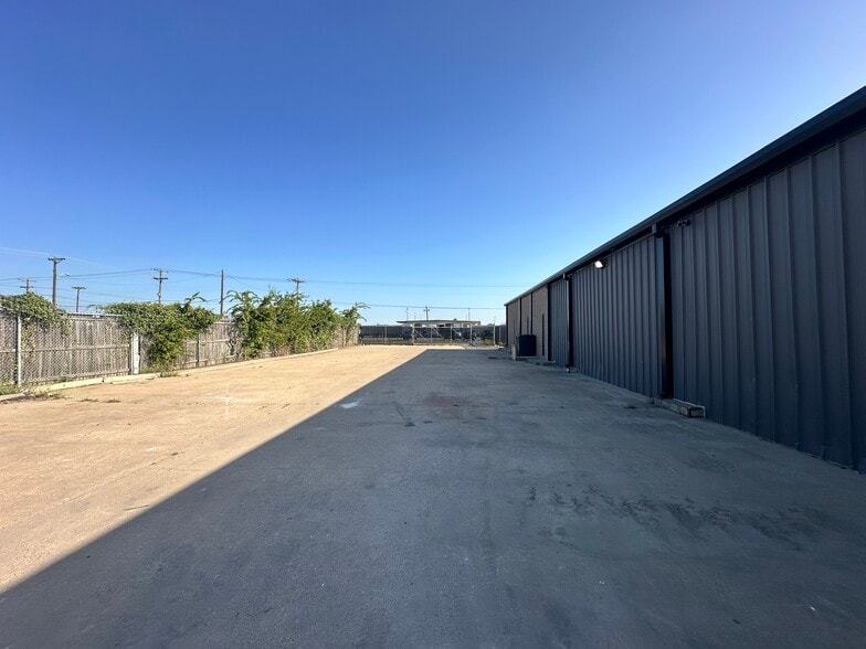 More Photos Of 5012 David Strickland Rd, Fort Worth Warehouse For Lease