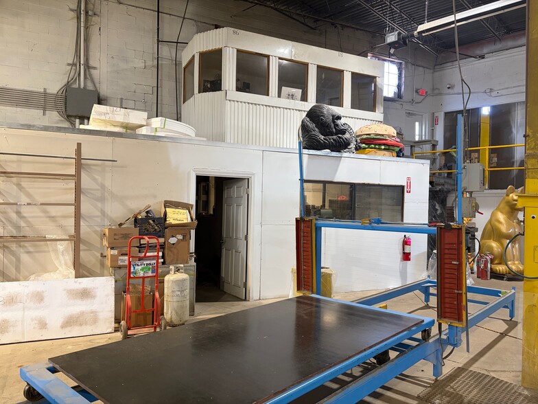 More Photos Of 55 Industrial Cir, Lincoln Distribution For Sale