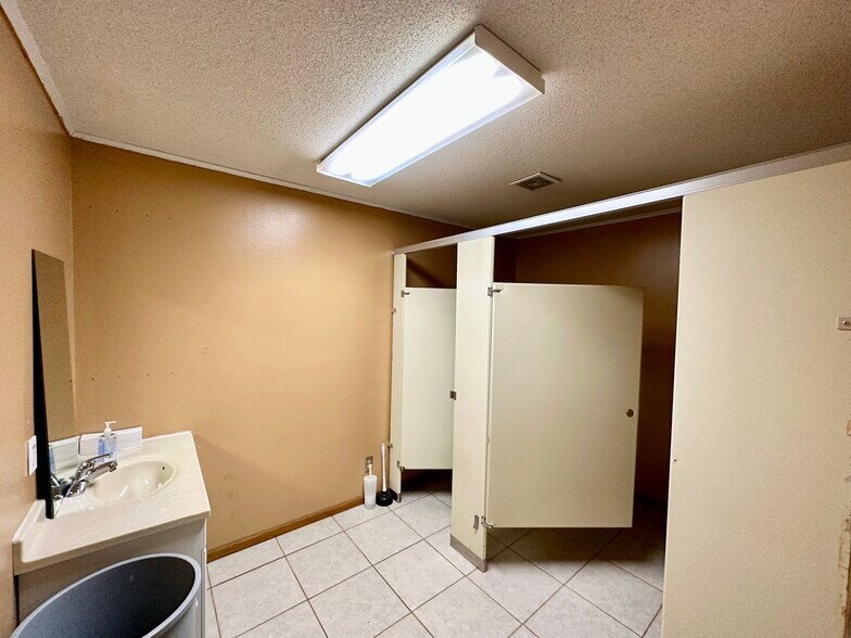 More Photos Of 1001 S Davis St, Kirksville Sorority Fraternity House For Sale