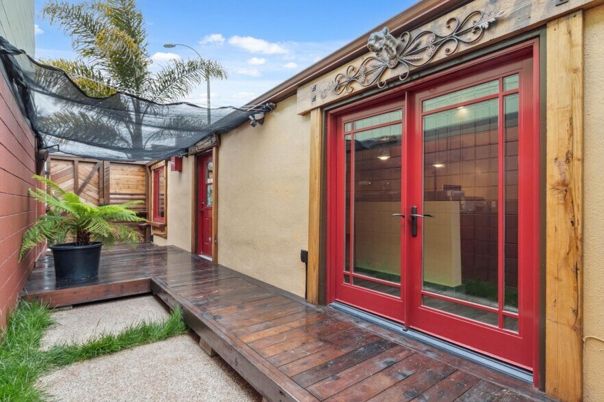 More Photos Of 1637 Del Monte Blvd, Seaside Storefront For Sale