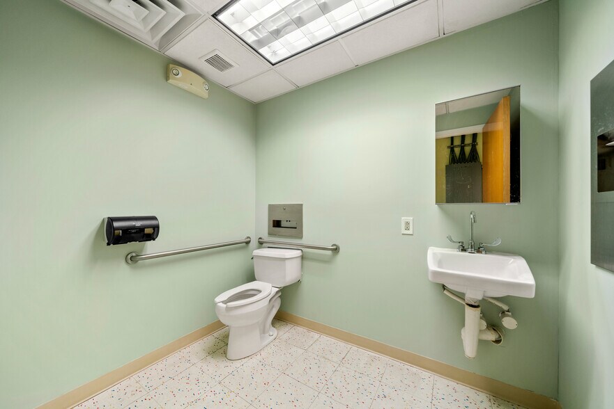 More Photos Of 2083 Center Ave, Fort Lee Medical For Lease