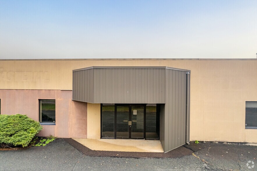 More Photos Of 2081-2089 Quaker Pointe Dr, Quakertown Office For Lease