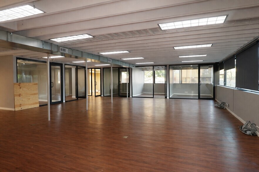 More Photos Of 321-325 S Robertson Blvd, Beverly Hills Storefront Retail Office For Lease