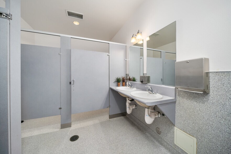 More Photos Of 106 Gateway Center Dr, Paso Robles Office For Lease